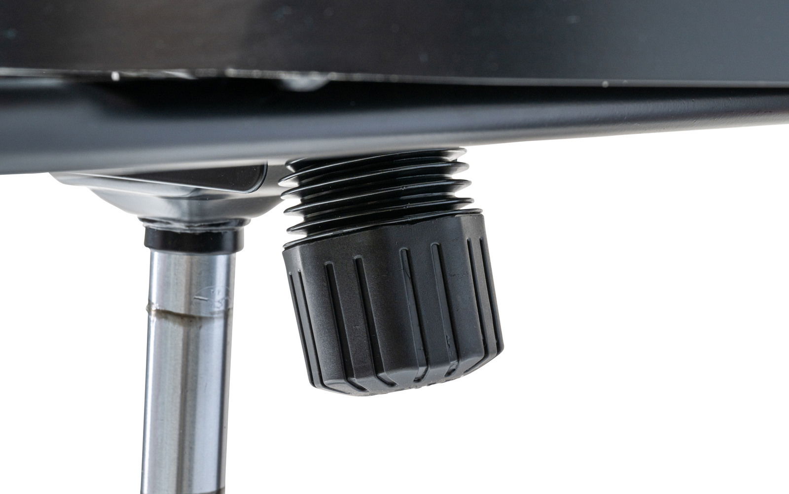 Nahaufnahme eines Drehstuhls von unten, Fokus auf die Höhenverstellung.