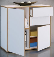 Moderne Kommode/Sideboard in Weiß mit Holzrahmen, links offene Tür und rechts teils geöffnete Schubladen mit sichtbaren Fächern; Ansicht schräg von vorne (Front-/3/4-Perspektive)