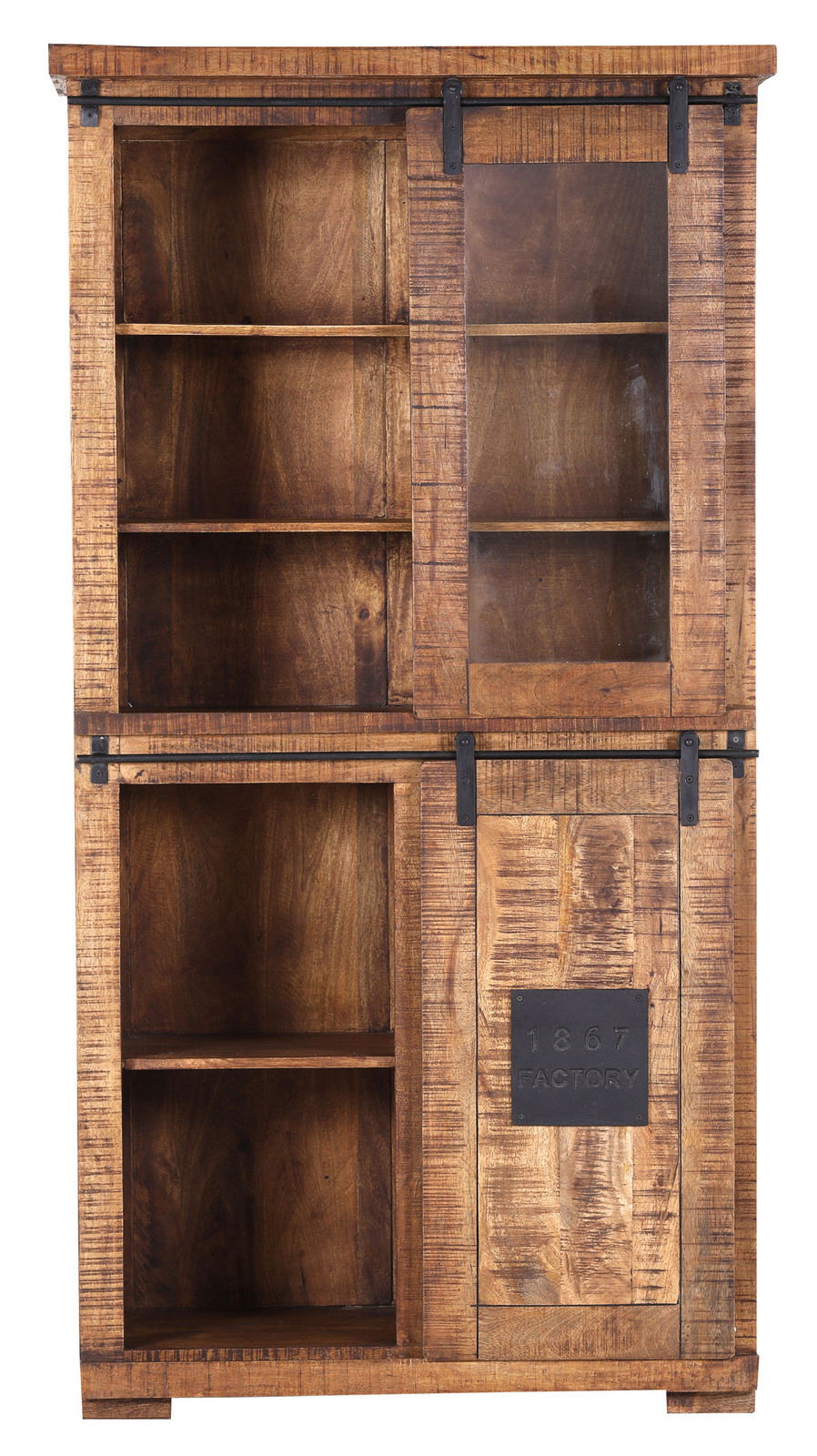 Rustikale Holzvitrine mit Schiebetüren, aus der Frontalperspektive fotografiert.