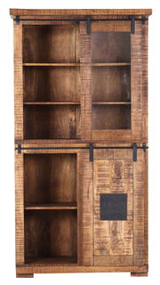 Rustikale Holzvitrine mit Schiebetüren, aus der Frontalperspektive fotografiert.