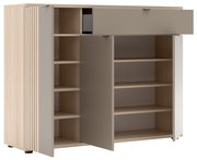 Modernes Sideboard/Schrank in heller Holzoptik mit taupefarbenen Türen, teils geöffnet und mit mehreren Regalböden sichtbar, Ansicht schräg von vorne