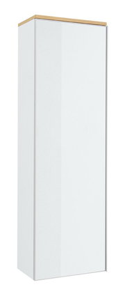 Hoher weißer Badezimmerschrank mit glatter Front und Holz-Abdeckplatte, freigestellt, in leichter Schrägansicht von vorne links