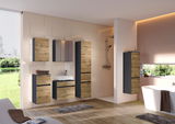 Moderne Badezimmermöbel in Holzoptik mit Unterschrank, Hängeschränken und Spiegelschrank, seitliche Perspektive.