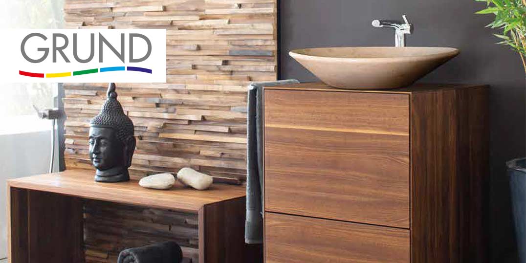 Houten badkamerinrichting met een wastafel. Boven: Grund-logo