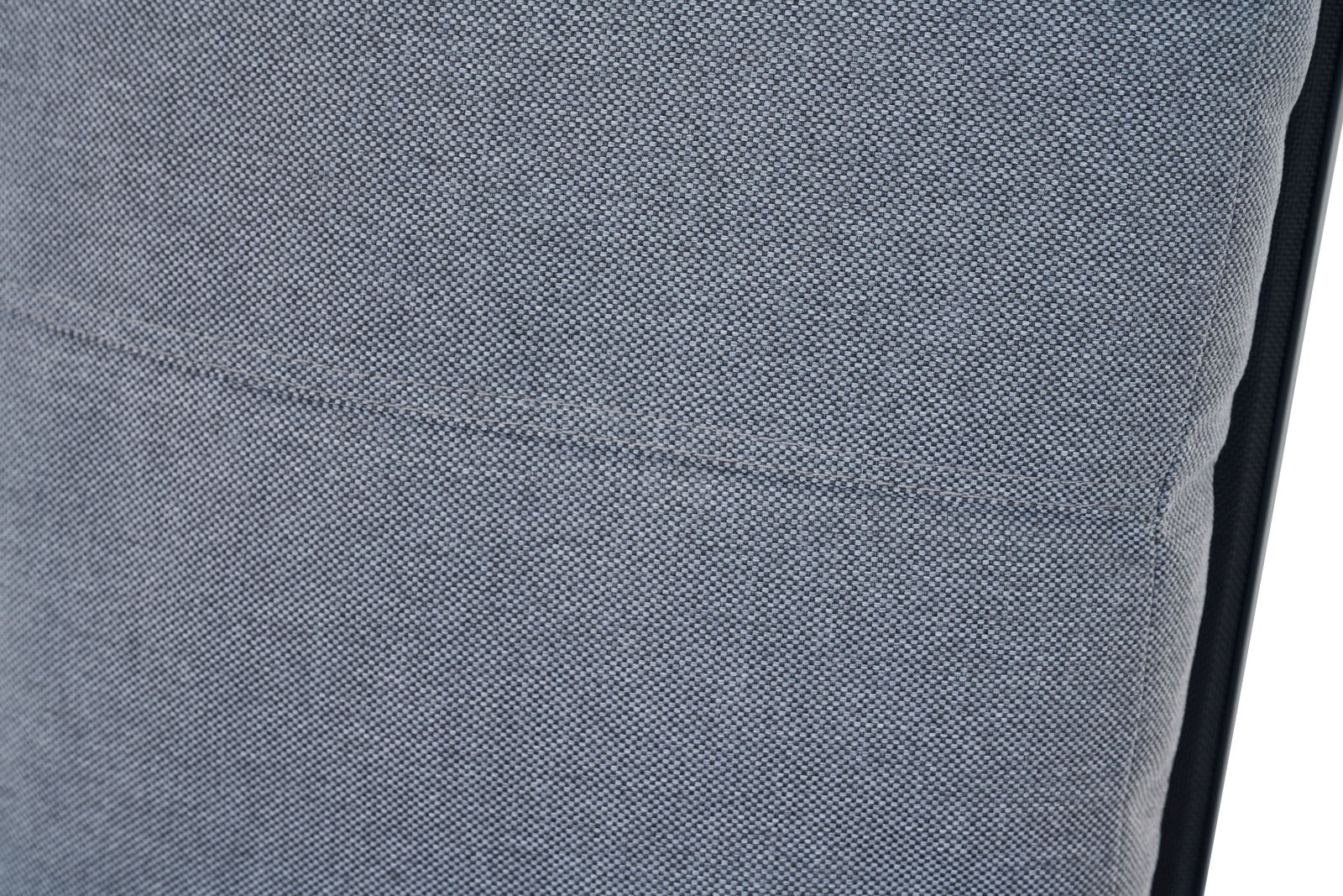 Nahaufnahme des grauen Stoffbezugs eines Comfort Plus Stapelsessels