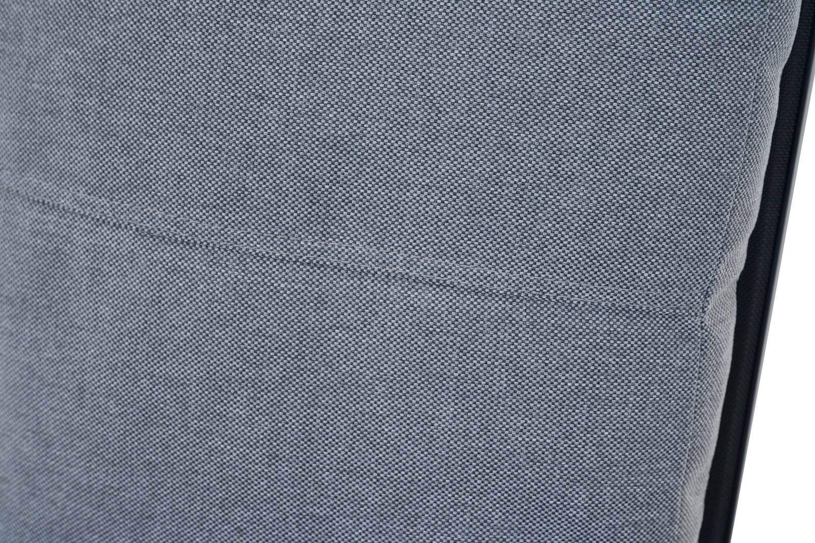 Nahaufnahme des grauen Stoffbezugs eines Comfort Plus Stapelsessels