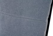 Close-up van de grijze stoffen bekleding van een Comfort Plus-stapelstoel