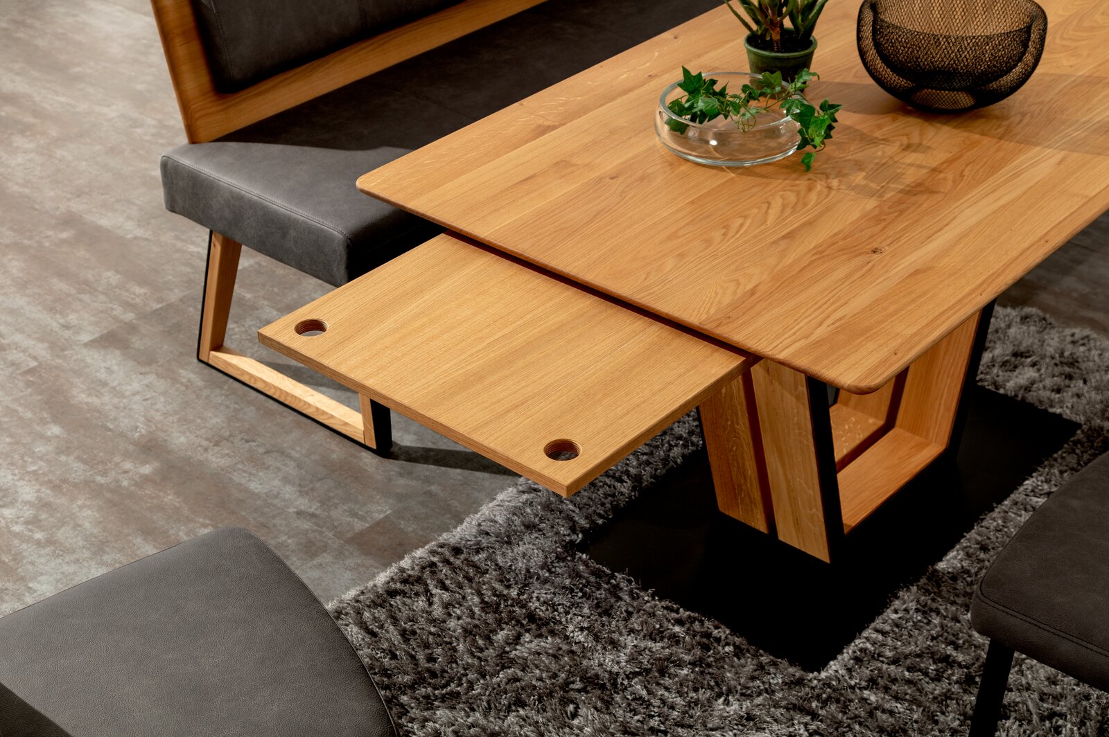 Moderner Esstisch aus Holz mit ausziehbarer Platte, fotografiert aus der Vogelperspektive.