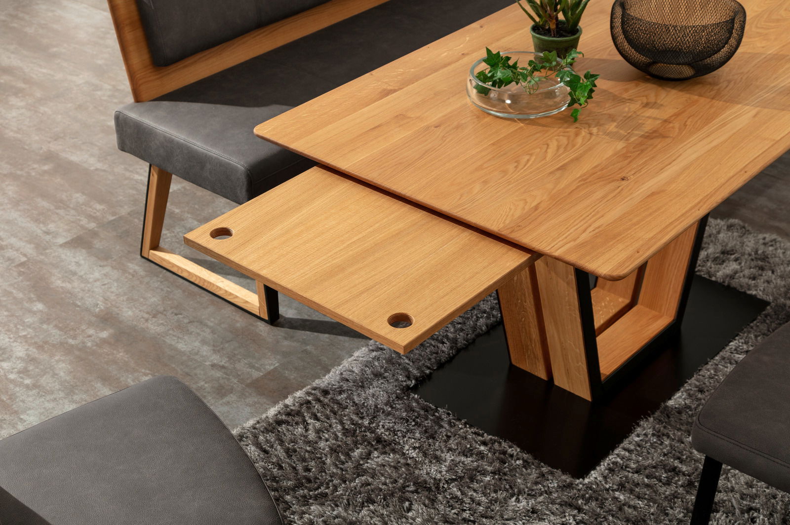 Moderner Esstisch aus Holz mit ausziehbarer Platte, fotografiert aus der Vogelperspektive.