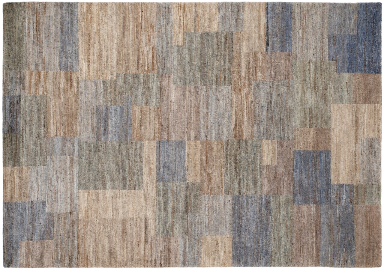 Vogelperspektive auf einen rechteckigen Wollteppich mit einem geometrischen Muster in verschiedenen Beige-, Blau- und Grautönen.