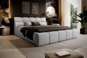 Modernes Polsterbett in einem stilvollen Schlafzimmer, seitliche Perspektive