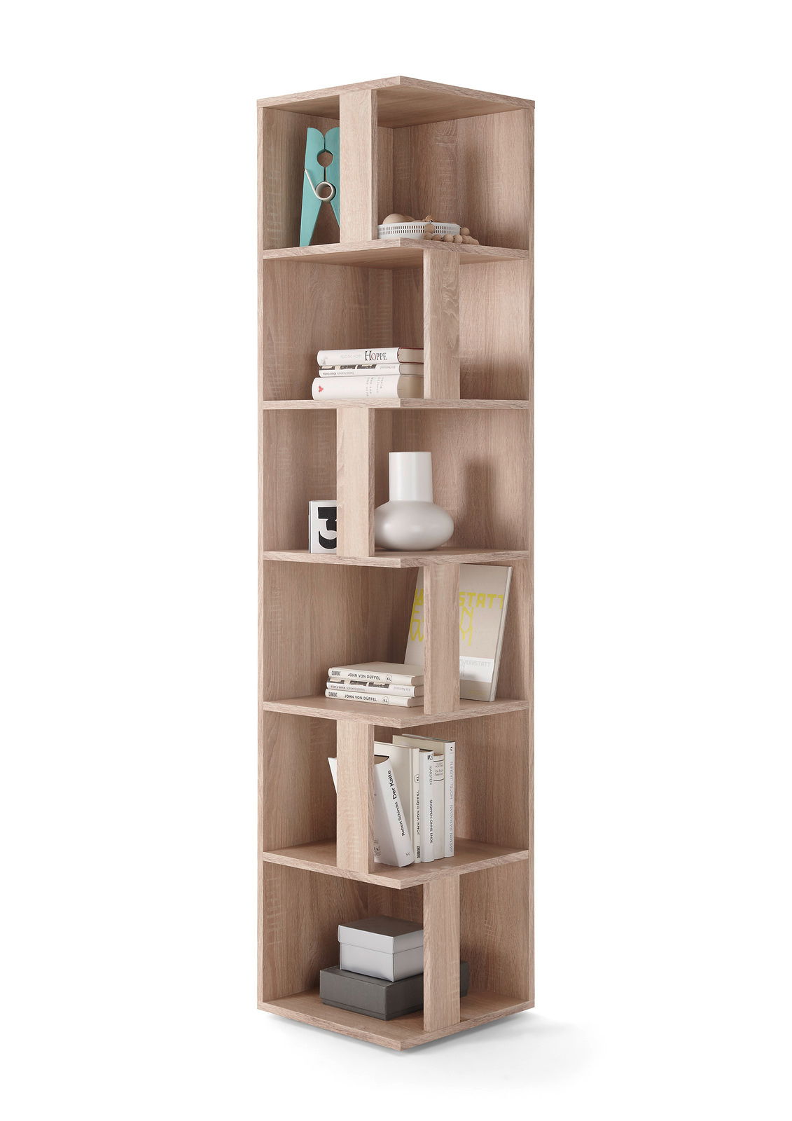 Eckregal aus Holz mit mehreren Fächern, gefüllt mit Büchern und Dekorationen, aus der Serie ASKIM von XORA, seitliche Perspektive