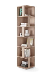 Eckregal aus Holz mit mehreren Fächern, gefüllt mit Büchern und Dekorationen, aus der Serie ASKIM von XORA, seitliche Perspektive