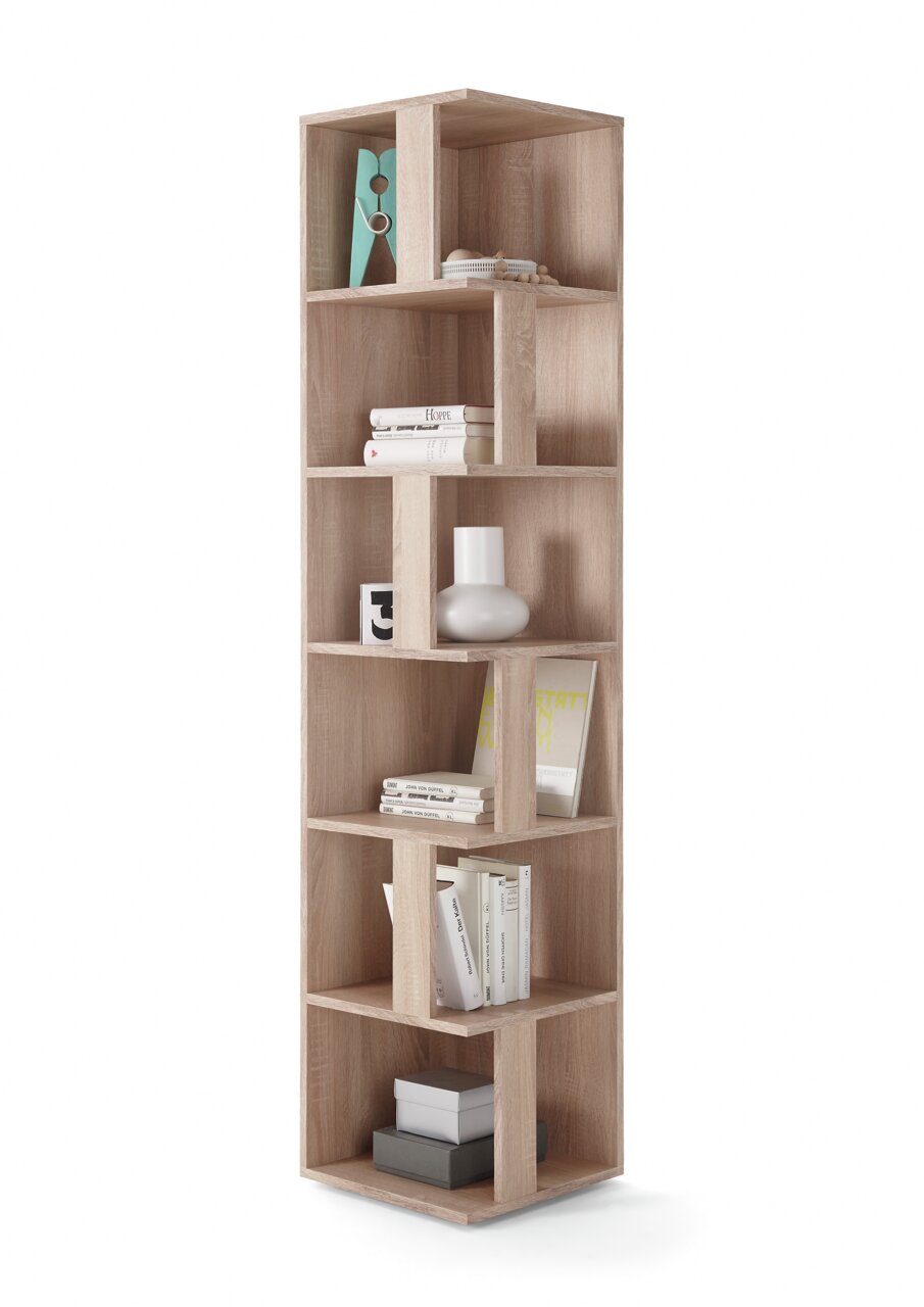 Eckregal aus Holz mit mehreren Fächern, gefüllt mit Büchern und Dekorationen, aus der Serie ASKIM von XORA, seitliche Perspektive