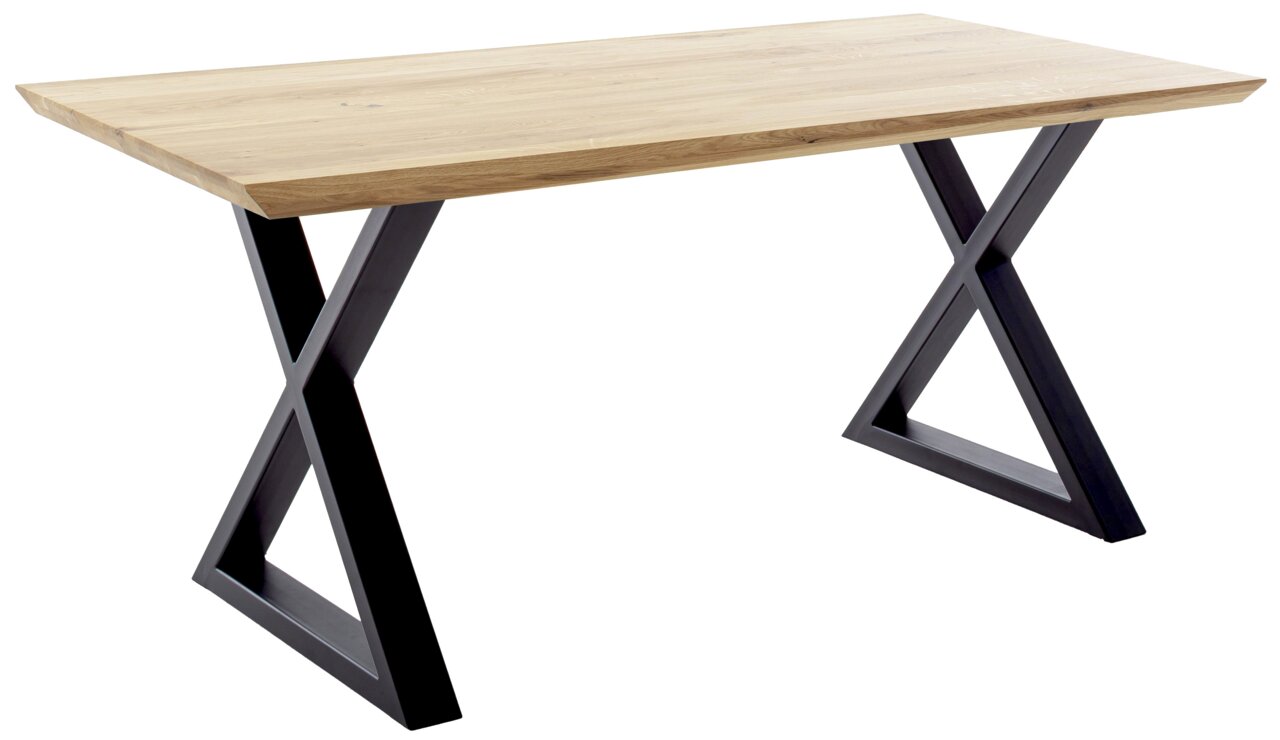 Moderner Esstisch mit Holzplatte und schwarzen Metallbeinen in X-Form, seitliche Perspektive.