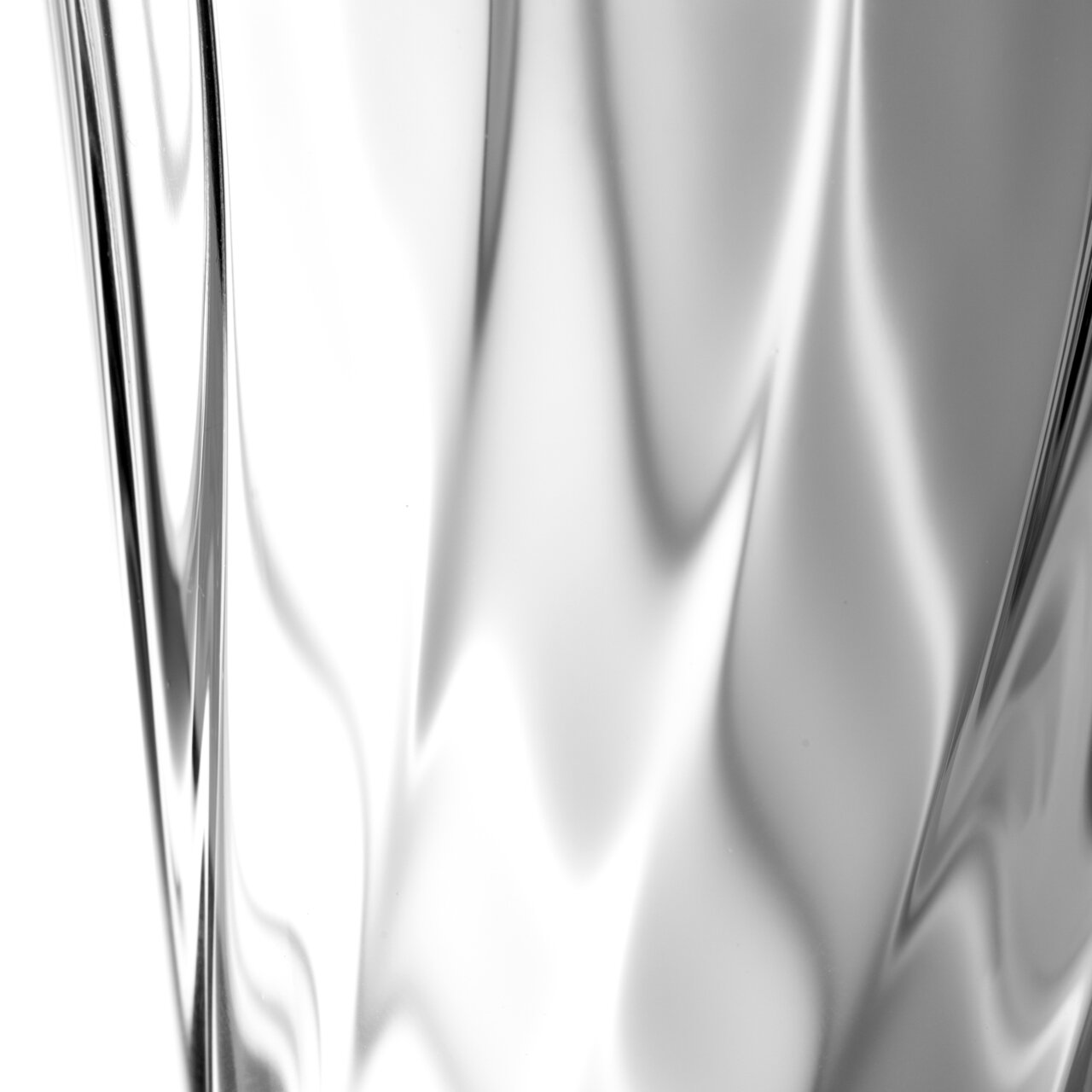 Close-up van een Leonardo Twist-drinkglas met gebogen vormgeving, gezien vanaf de zijkant