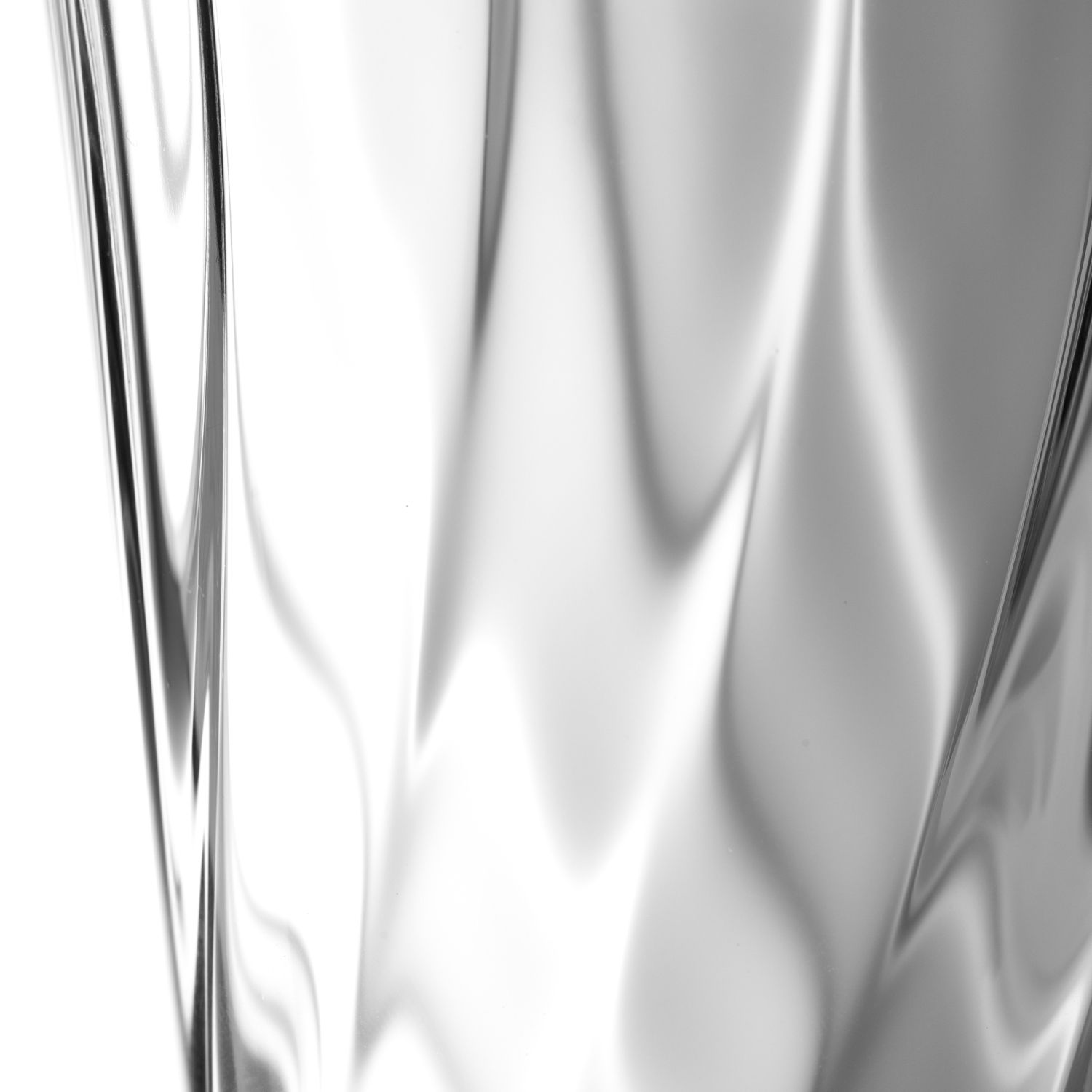 Nahaufnahme eines Leonardo Trinkglases Twist mit geschwungenem Design, seitliche Perspektive