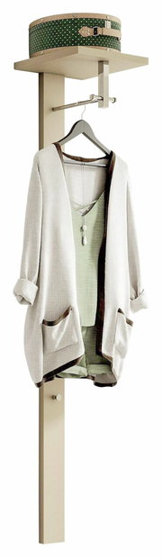 Frontale Ansicht einer modernen Garderobe mit Hutablage, Kleiderhaken und hängendem Mantel.