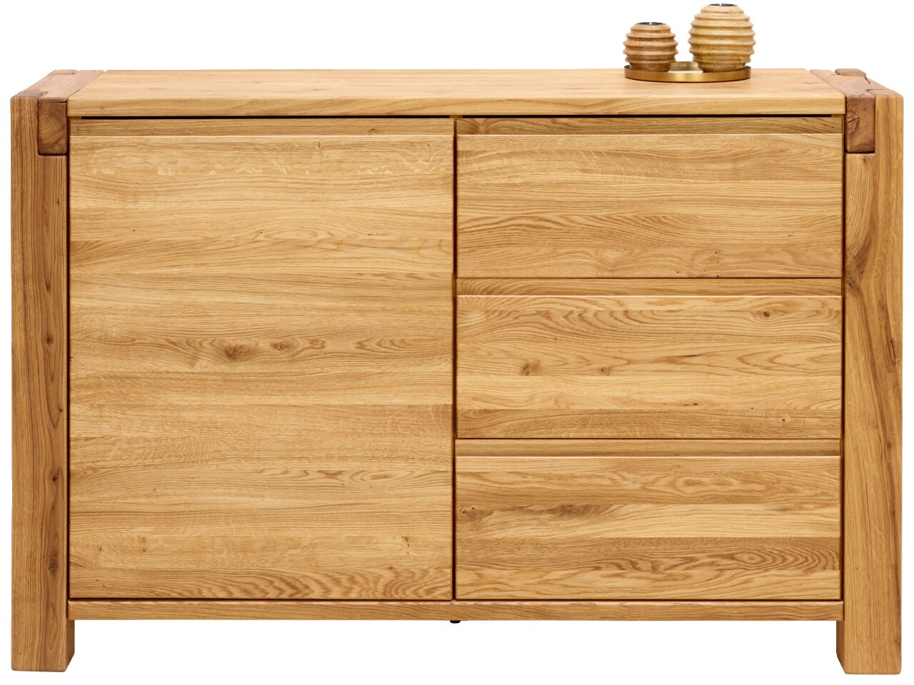 Frontale Ansicht einer Balkenkommode aus hellem Holz mit zwei Türen und drei Schubladen, dekoriert mit zwei kleinen Vasen auf der Oberseite.