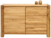 Frontale Ansicht einer Balkenkommode aus hellem Holz mit zwei Türen und drei Schubladen, dekoriert mit zwei kleinen Vasen auf der Oberseite.