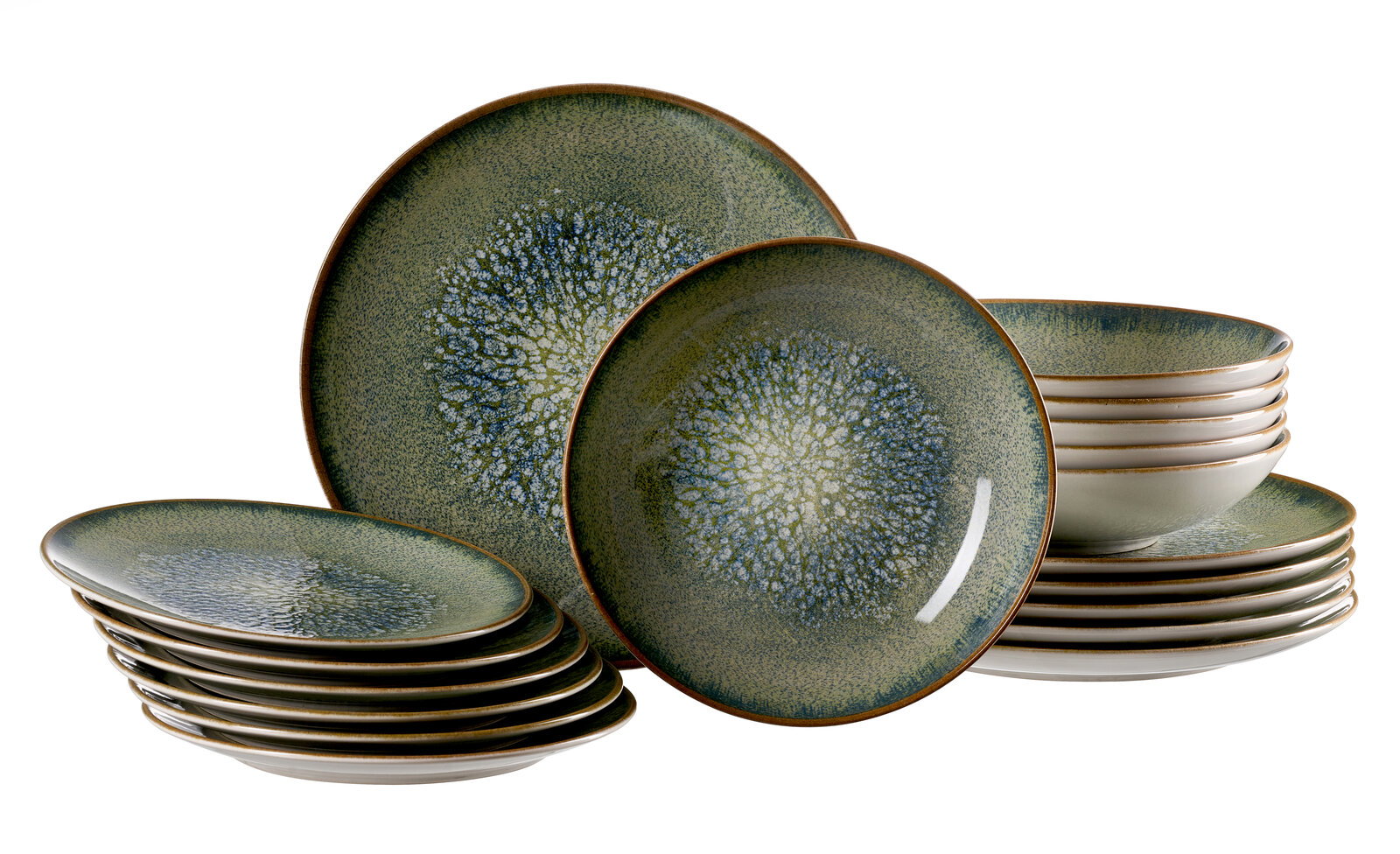 Grün-blau glasiertes Keramik-Geschirrset mit Tellern und Schalen, gestapelt und teils aufrecht präsentiert, in schräger Frontansicht vor weißem Hintergrund