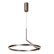 Moderne LED-Pendelleuchte mit ringförmigem, gebürstetem Metallrahmen und warmweißem Licht, an Kabel abgehängt; Produktansicht leicht von unten in Frontalperspektive.