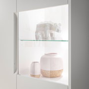 Vitrine mit Glasregal, dekoriert mit zwei weißen Vasen und einer geometrischen Tierfigur, seitliche Perspektive