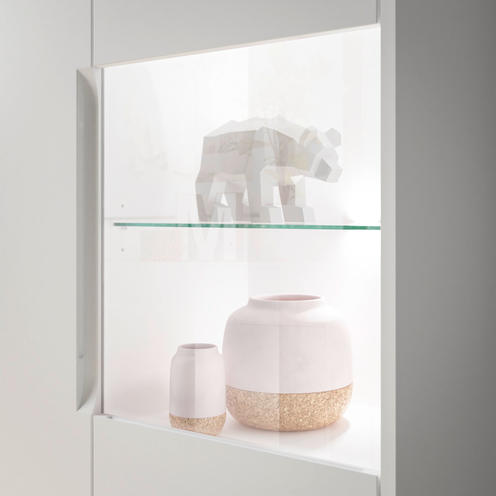 Z2 Vitrine SANTANA Vitrine mit Glasregal, dekoriert mit zwei weißen Vasen und einer geometrischen Tierfigur, seitliche Perspektive