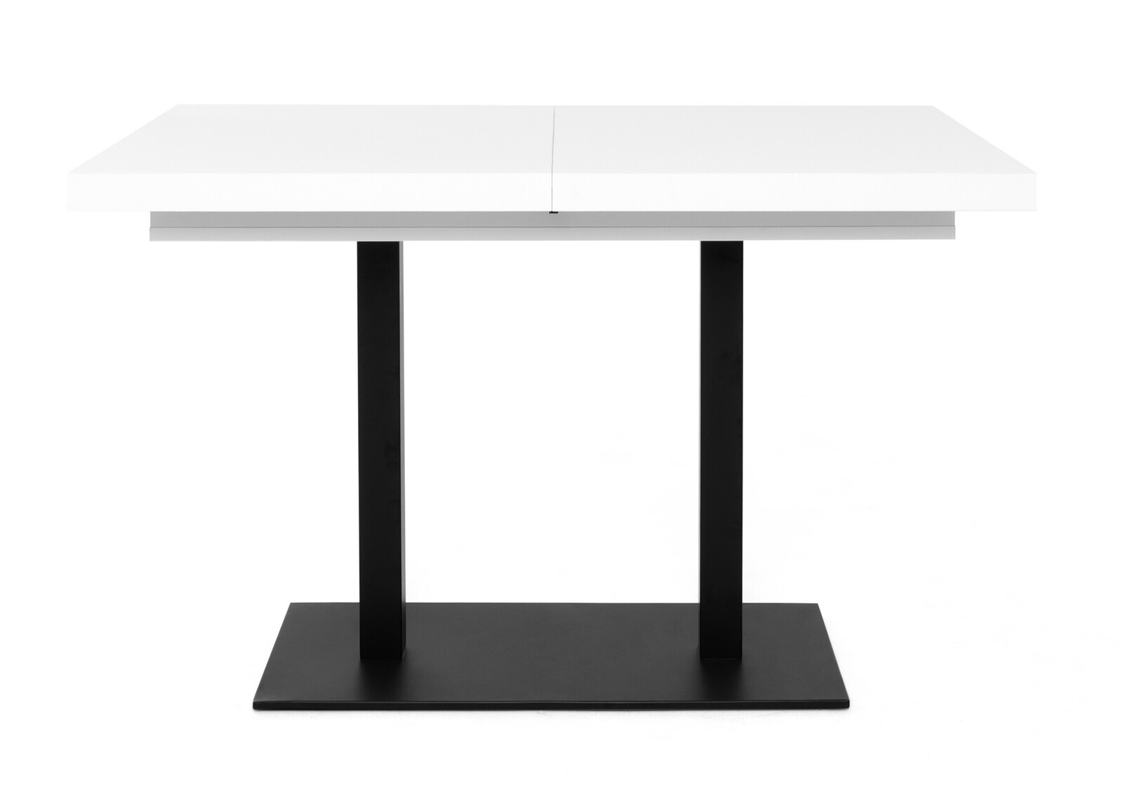 Moderner Esstisch mit weißer Tischplatte und schwarzen Metallbeinen, frontal betrachtet.