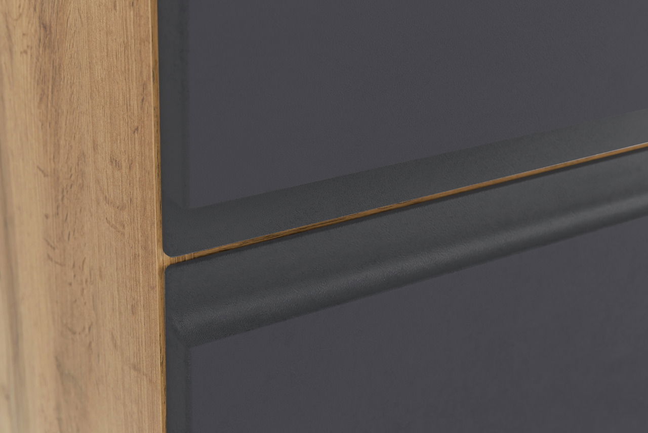 Nahaufnahme eines Hochschranks mit Holzstruktur und dunklen Fronten, seitliche Perspektive