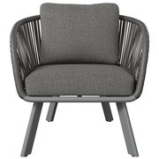 Grauer Loungesessel mit Kissen, Vorderansicht