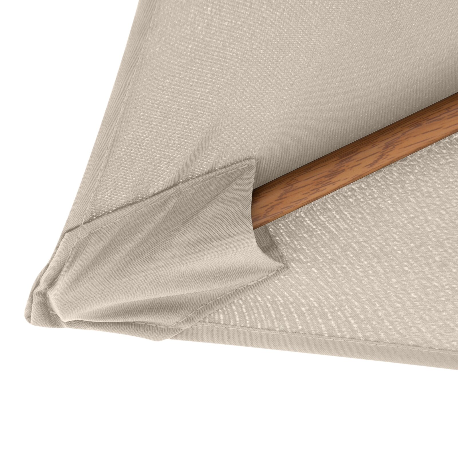 Detailfoto vanuit een schuine close-up van een beige stoffen bekleding met een omgezoomde hoek aan een houten stok, vrijstaand op een witte achtergrond
