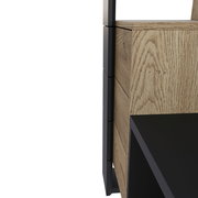 Detailansicht einer Kompaktgarderobe mit Holzoptik und schwarzen Elementen, seitliche Perspektive