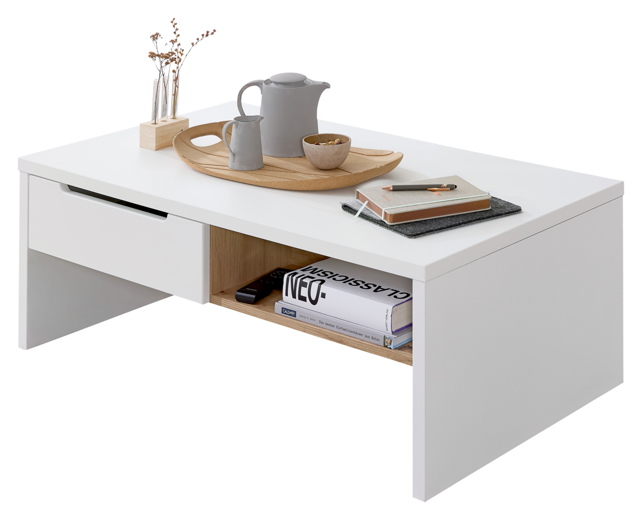 Moderner weißer Couchtisch mit Schublade und Ablagefach, dekoriert mit Tablett, Kanne und Büchern, seitliche Perspektive