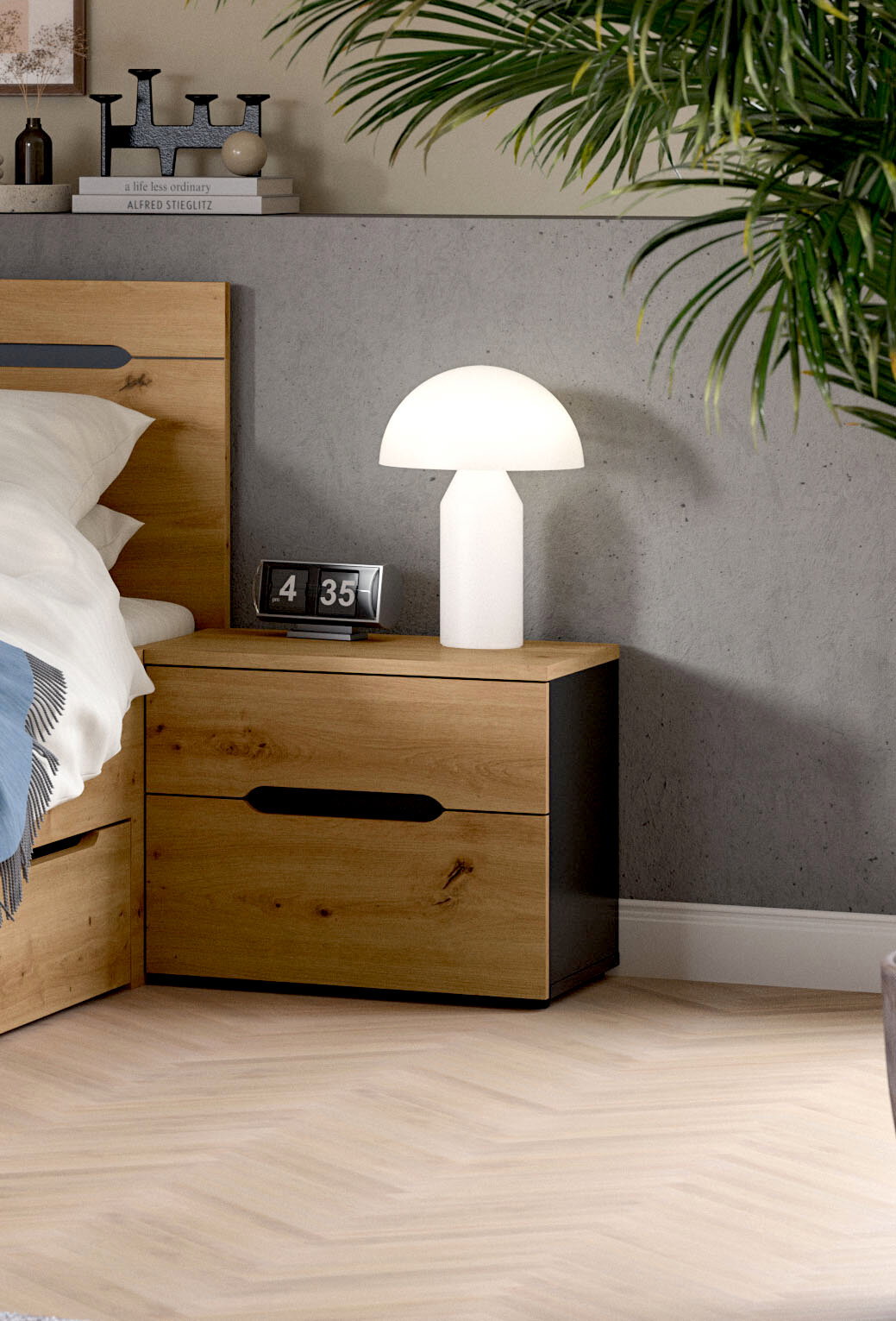 Weiße, moderne Tischlampe mit halbrundem Schirm auf einem Holz-Nachttisch neben einem Bett, frontale Perspektive im Schlafzimmer-Setting.