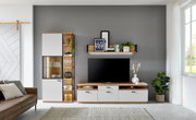Moderne wandcombinatie voor de woonkamer in licht hout en wit, bestaande uit een hoge kast met glazen elementen, een tv-meubel en een wandrek, gefotografeerd vanaf de voorkant.