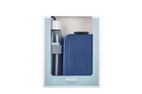 Frontansicht eines 2-teiligen Lunch-Sets in nordic denim, bestehend aus einer blauen Trinkflasche und einer blauen Brotdose in einer Verpackung.