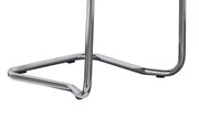 Nahaufnahme eines verchromten Stuhlgestells aus Metall, seitliche Perspektive