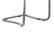 Nahaufnahme eines verchromten Stuhlgestells aus Metall, seitliche Perspektive