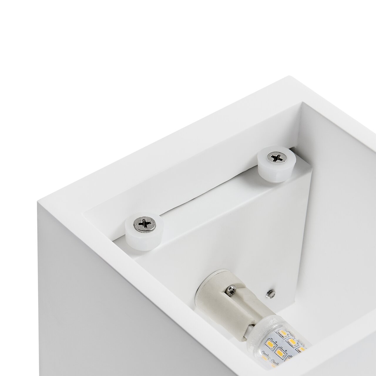 Nahaufnahme einer modernen weißen Wandleuchte mit sichtbarer LED-Lampe und Schrauben.