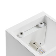 Nahaufnahme einer modernen weißen Wandleuchte mit sichtbarer LED-Lampe und Schrauben.