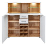 Geöffneter Barschrank mit weißem Äußeren und Holzoptik im Inneren, zwei Schubladen, mehreren Regalfächern und integrierter Beleuchtung, Frontalansicht.