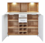 Geöffneter Barschrank mit weißem Äußeren und Holzoptik im Inneren, zwei Schubladen, mehreren Regalfächern und integrierter Beleuchtung, Frontalansicht.