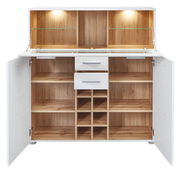 Geöffneter Barschrank mit weißem Äußeren und Holzoptik im Inneren, zwei Schubladen, mehreren Regalfächern und integrierter Beleuchtung, Frontalansicht.