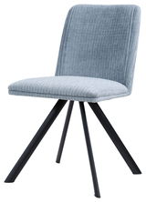 Moderner Stuhl mit hellblauem Stoffbezug und schwarzen Metallbeinen, seitliche Perspektive