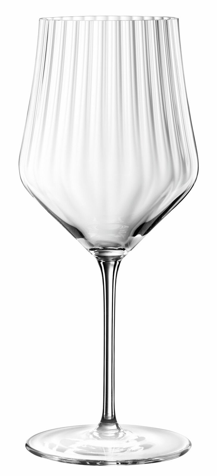 Elegantes Rotweinglas mit geriffeltem Design, seitliche Perspektive