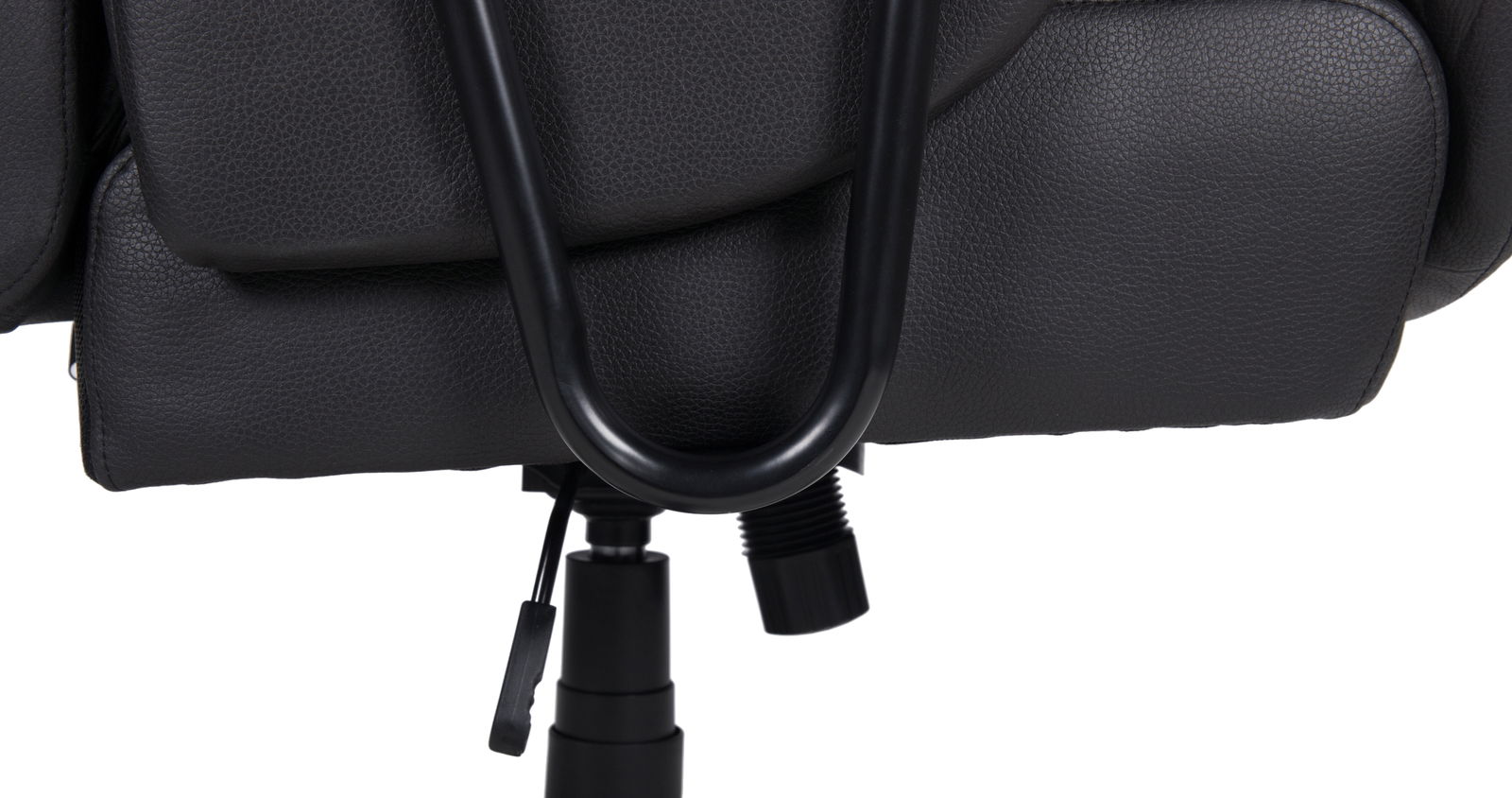 Nahaufnahme der Unterseite eines Chefsessels mit schwarzem Lederbezug und Metallgestell, seitliche Perspektive