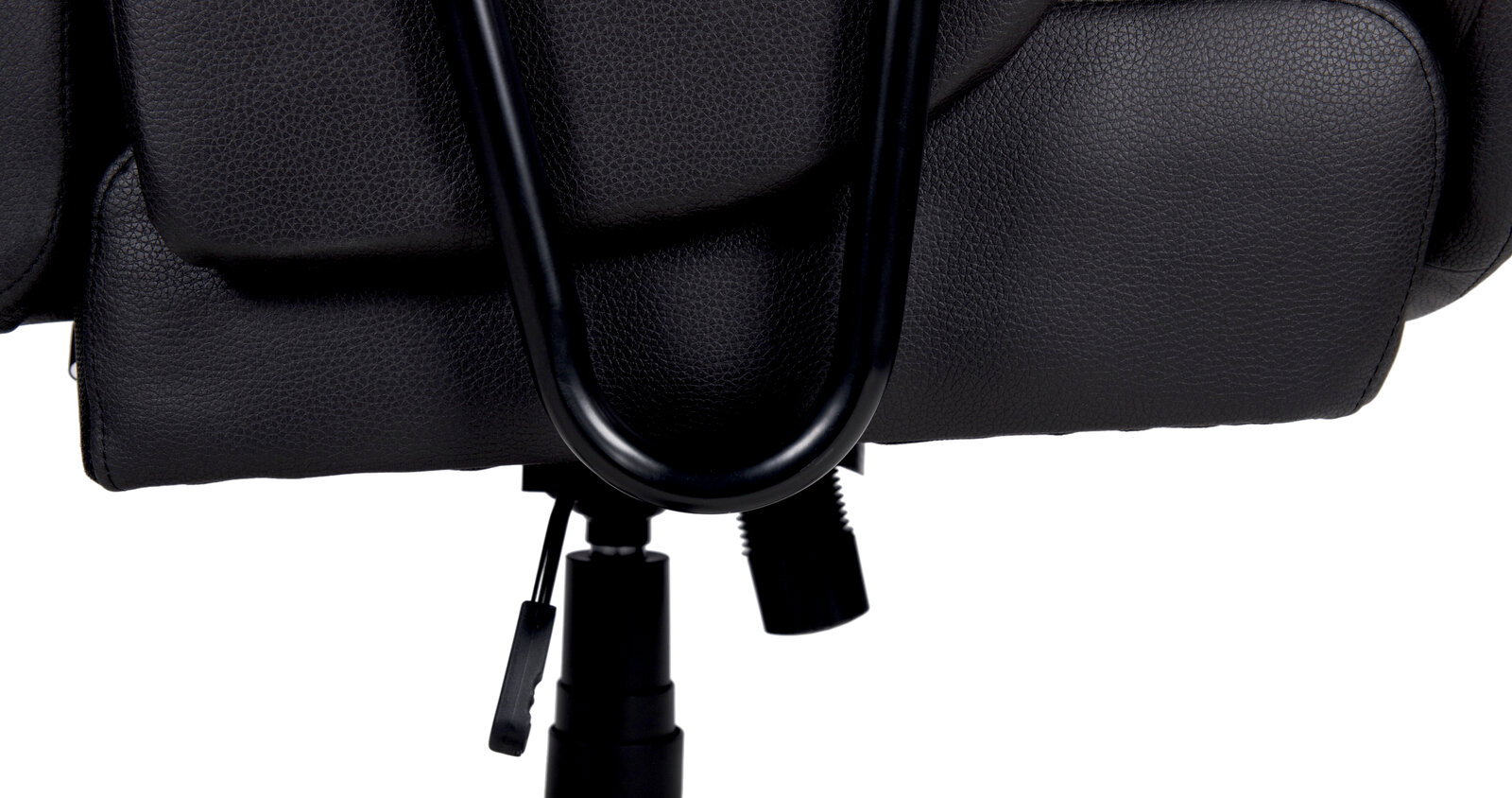 Nahaufnahme der Unterseite eines Chefsessels mit schwarzem Lederbezug und Metallgestell, seitliche Perspektive