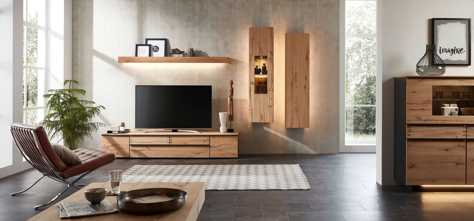 Moderne Wohnwand in Holzoptik mit TV, Regalen und dekorativer Beleuchtung, seitliche Perspektive