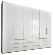 Sechs-türiger Drehtürenschrank in weißer Hochglanzoptik mit schwarzen Griffen, frontal betrachtet.